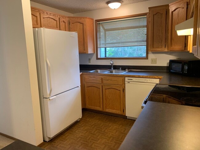 Building Photo - Wonderful Pet Friendly 3 Bedroom Home with...