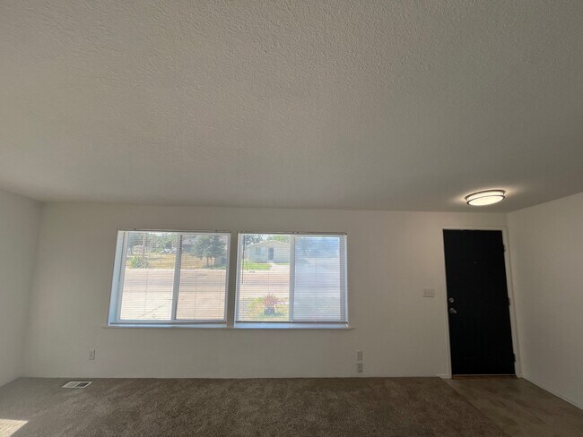 Building Photo - 1404 River Run Ln