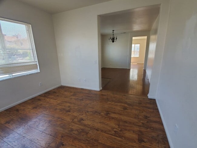Building Photo - 3 bed/ 2.5 bath house 1,955 sqft
