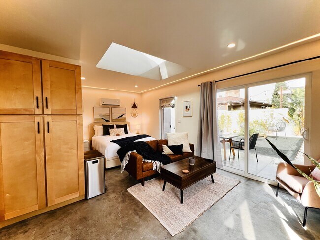 Building Photo - 4592 Winona Ave