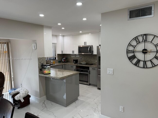 Building Photo - 6512 Kendale Lakes Dr