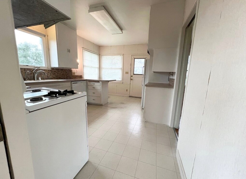 Building Photo - 15 Hillcrest Dr