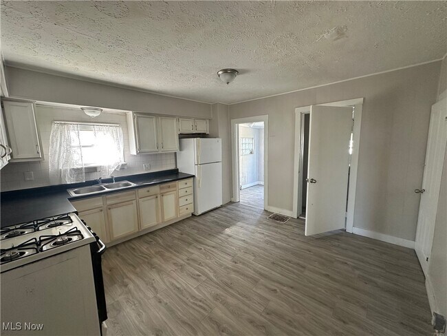 Building Photo - 1915 Maple Ave NE