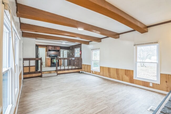 Building Photo - Updated 2 bedroom 2 bath Home in Laurel La...