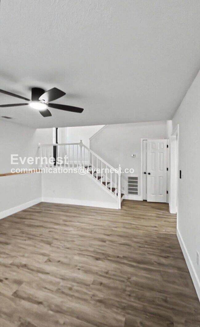 Building Photo - 3 Bed/2.5 Bath Home with Garage / Pet-Friendly / Vouchers Accepted / Available Now!