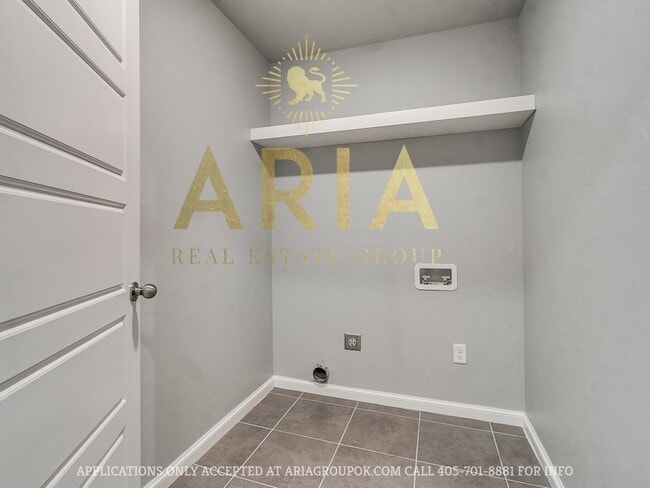 Building Photo - West Norman Urban Contemporary 3 Bed/2.5 Bath West Main Lofts Townhome Available Now!