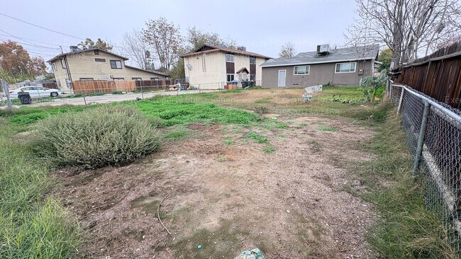 Building Photo - 2 bedroom 1 bathroom house located off the main street Oildale Dr.