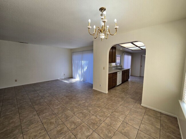 Building Photo - An Amazing Henderson 3 Bedroom Townhome!!