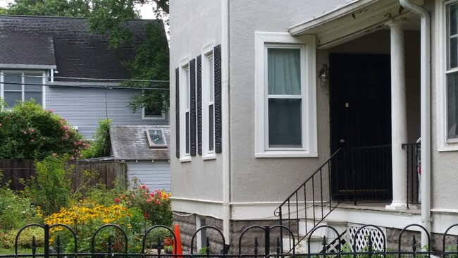 Building Photo - 813 N Jackson St