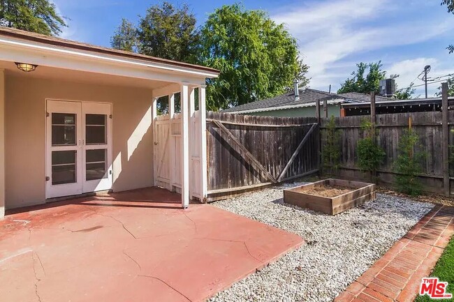 Building Photo - 539 S Parish Pl