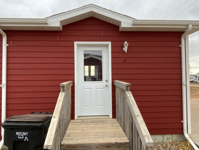 Primary Photo - 122 Main St E