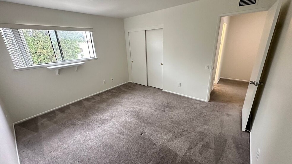 Building Photo - 2424 Santa Ana Ave