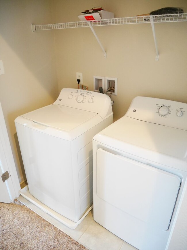 Building Photo - Stunning 3 Bedroom End Unit Townhome