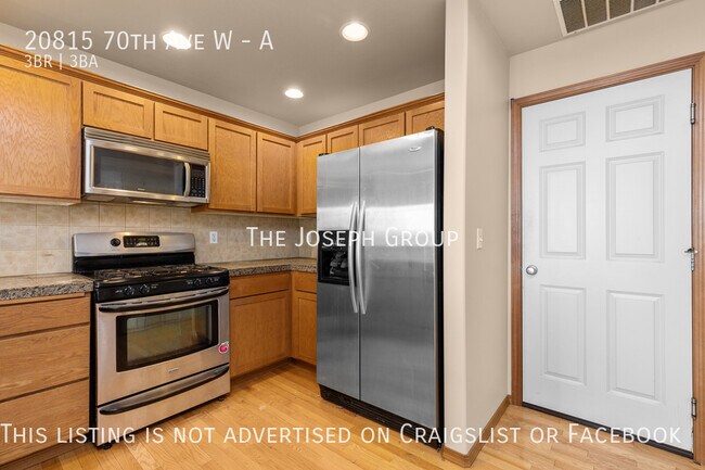 Building Photo - Sun-filled 3 bed/2.5 bath in Lynnwood!