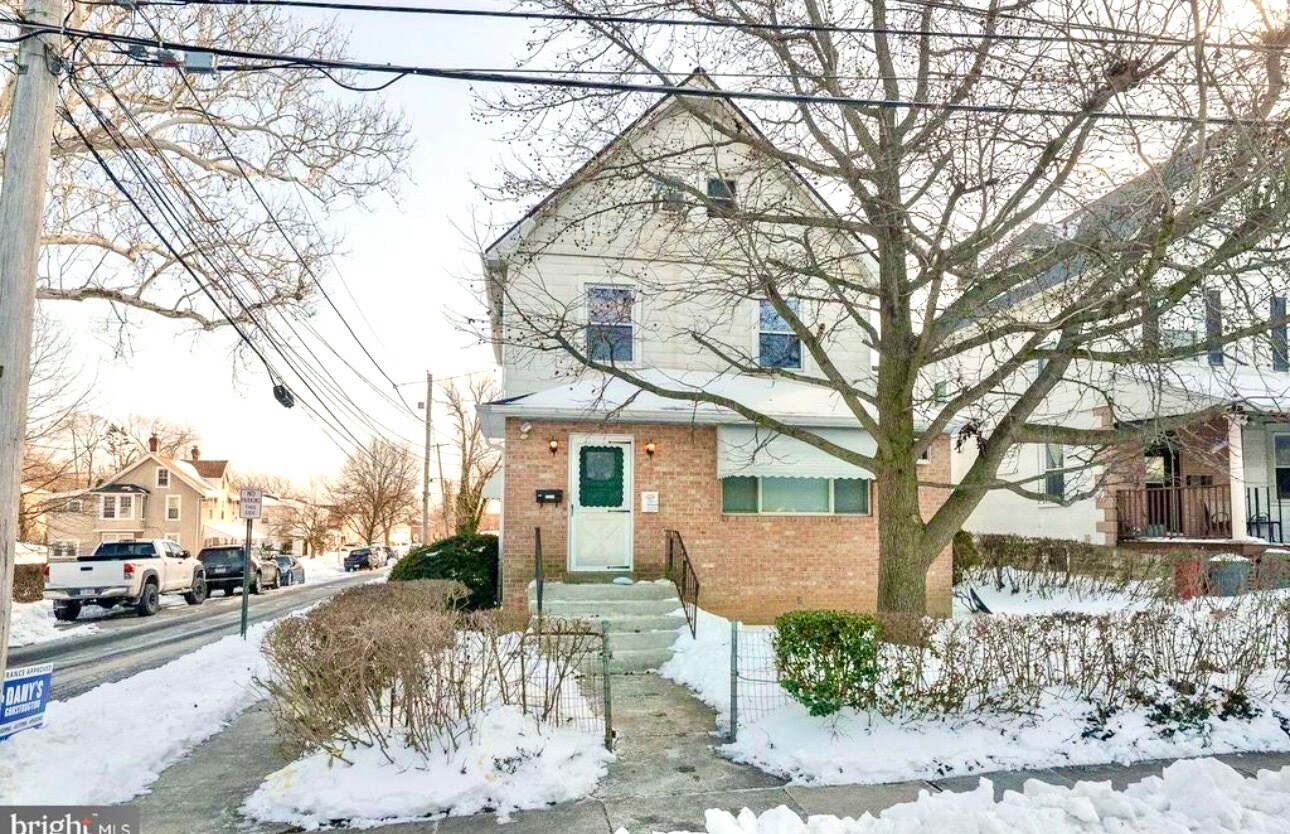 Building Photo - 206 E Hinckley Ave