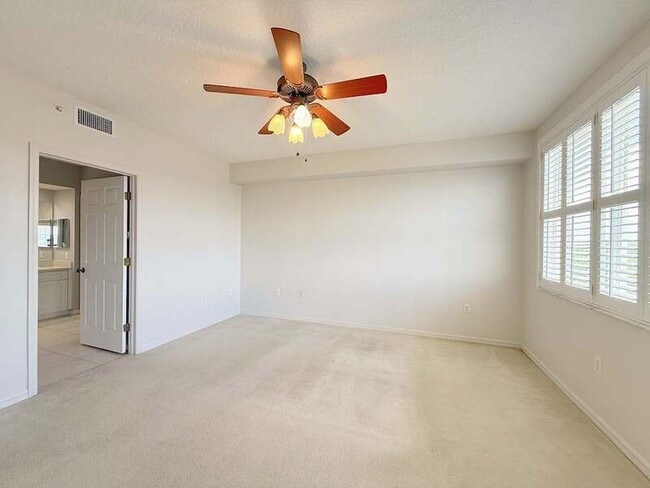 Building Photo - 1200 Country Club Dr