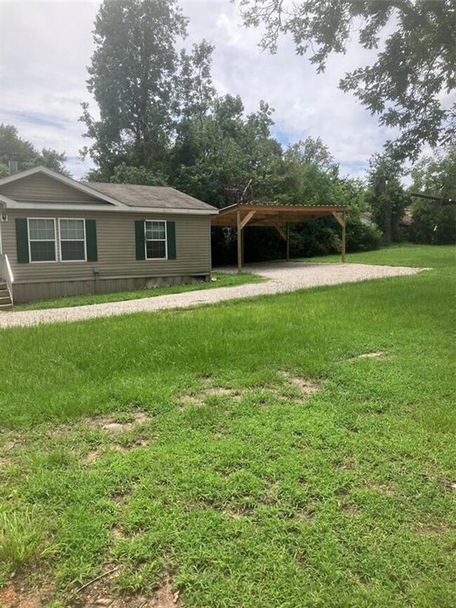 Building Photo - 3 bdrm, 2 bath home centrally located, clo...