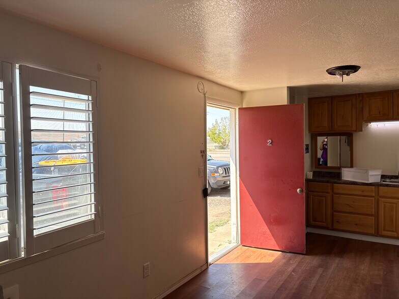 Building Photo - 570 W Main St