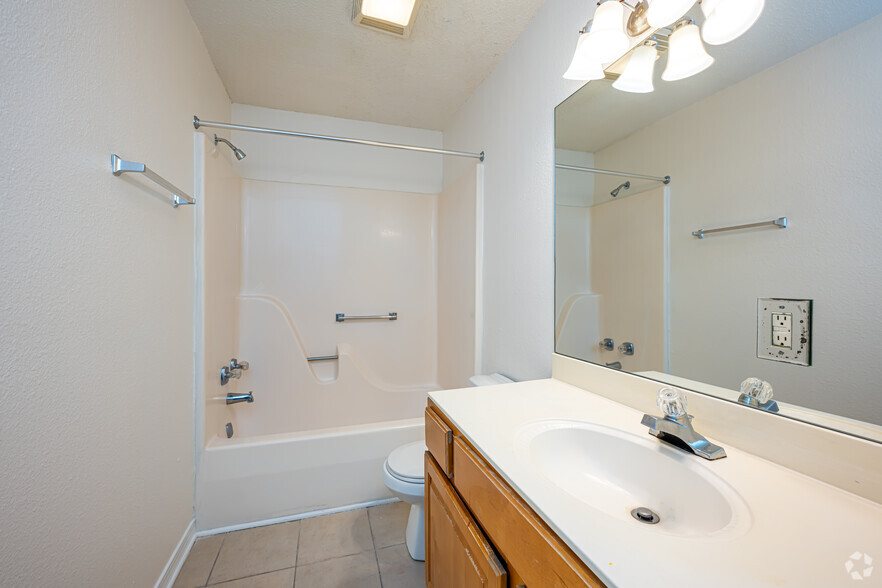 1BR, 1BA - 800SF - Primary Bathroom - Courtney Heights Apartments