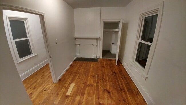 Building Photo - Large 3 bedroom, 2 bathroom freshly renovated house with stainless steel appliances!!