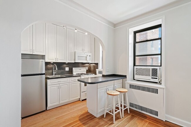 Building Photo - 25-40-40 31st Ave