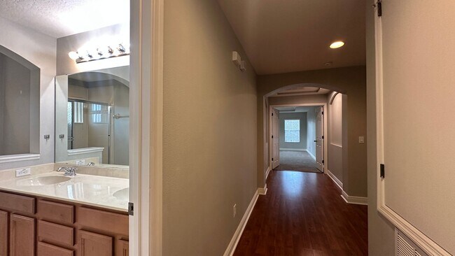Building Photo - 418 Brentwood Club Cove