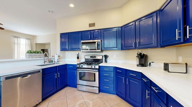 Building Photo - 853 N Blackstone Ct