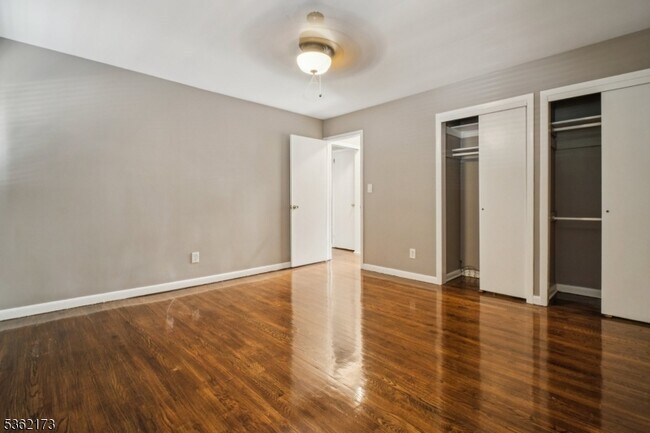 Building Photo - 862 Dewey St