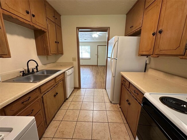 Building Photo - 2033 Delaware Ln