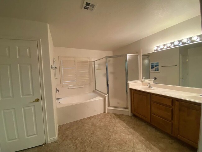 Building Photo - Pet Friendly 2 Bedroom Home in Desirable 5...