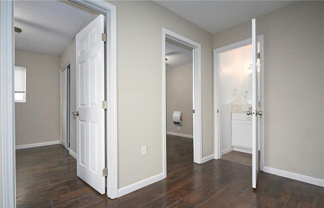 Building Photo - AVAILABLE NOW! LOVELY Remodeled 2 Bedroom ...