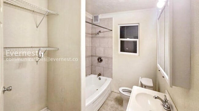 Building Photo - 4 Bed, 2 Bath Home with Fenced Yard / Vouchers Accepted