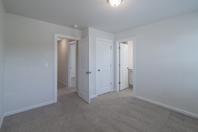 Building Photo - 223 Hoskins Ave Dr