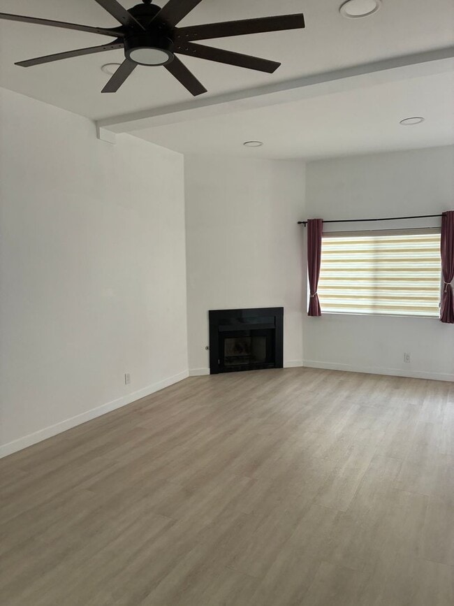 Building Photo - BEAUTIFUL 4 Bed 3 Bath unit