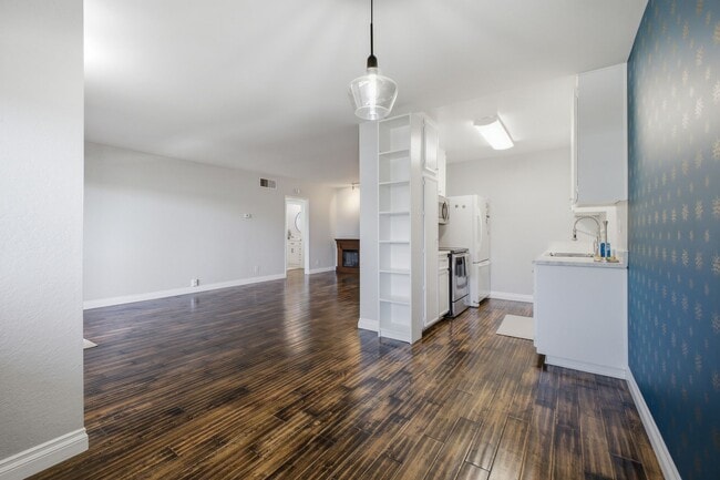 Building Photo - 2444 E Del Mar Blvd