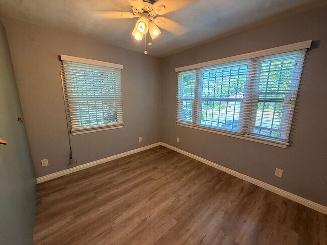 Building Photo - Charming 2 Bed Home with A/C, 2 Car Garage, Huge Yard & In-Unit Laundry