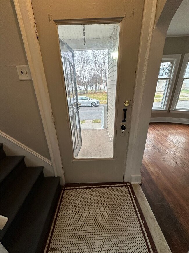 Building Photo - Single Family Home Ready for Rent in a Gre...