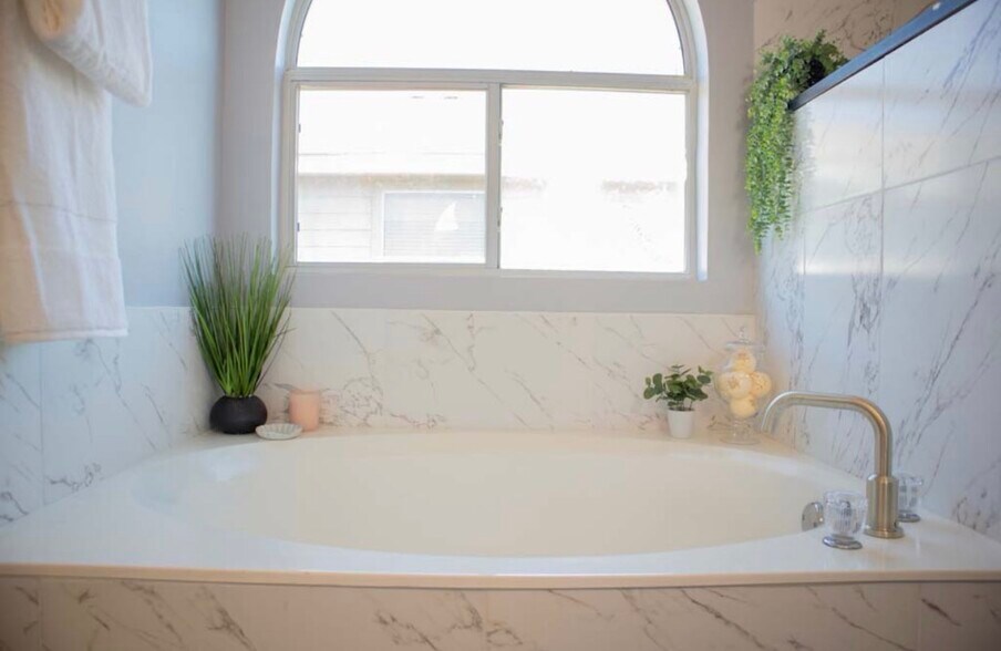 Building Photo - 9135 Granite Woods