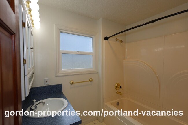 Building Photo - NE 94th Ave - Vintage Montavilla 2 bedroom house