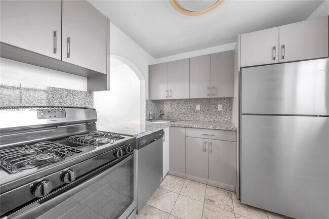 Building Photo - 8650 SW 67th Ave