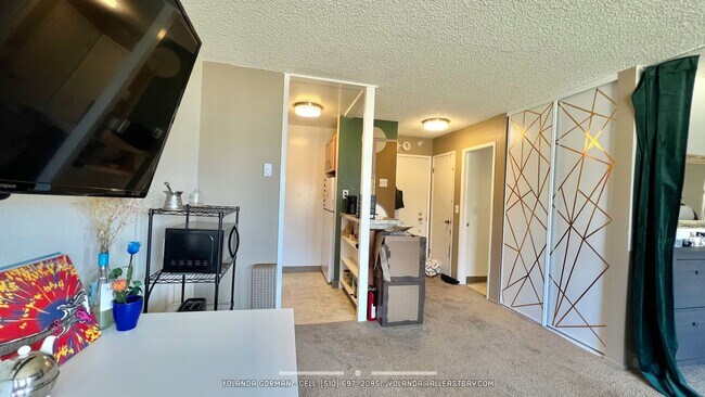 Building Photo - Lovely Top Floor Studio at Watergate Community - Partially Furnished