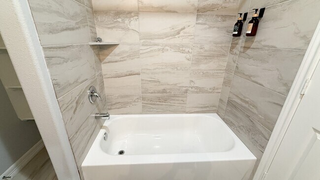 Building Photo - 7823 Gladstone St