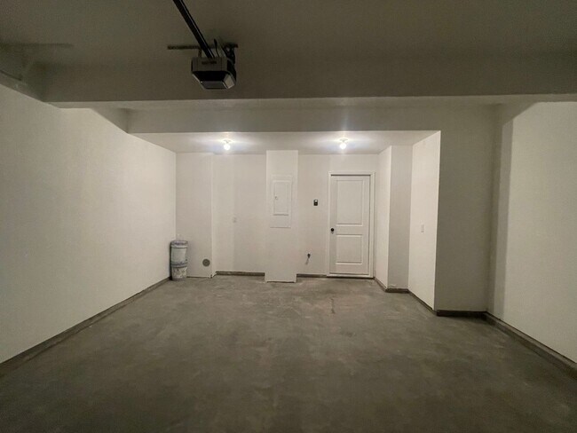 Building Photo - 7408 Grand Slam St