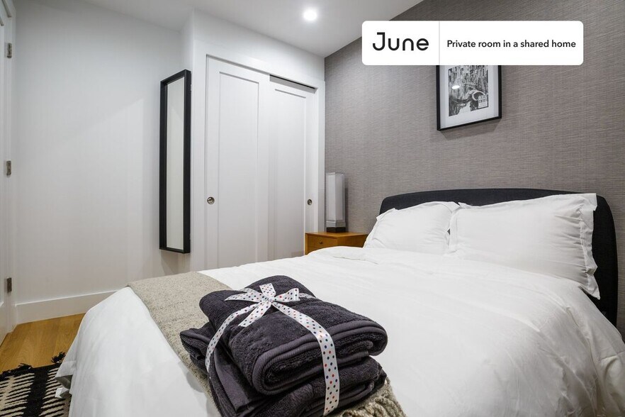 Building Photo - Room in Shared 4 bed/1.5 bath home