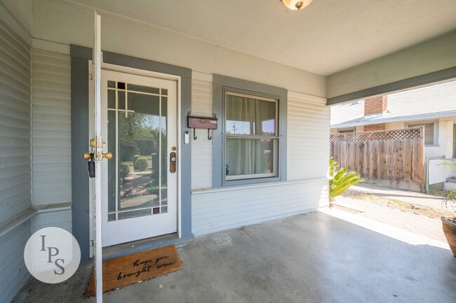 Building Photo - Beautifully Updated Fresno Tower Home, 3BR...