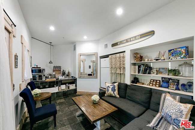 Building Photo - 2851 Seabreeze Dr