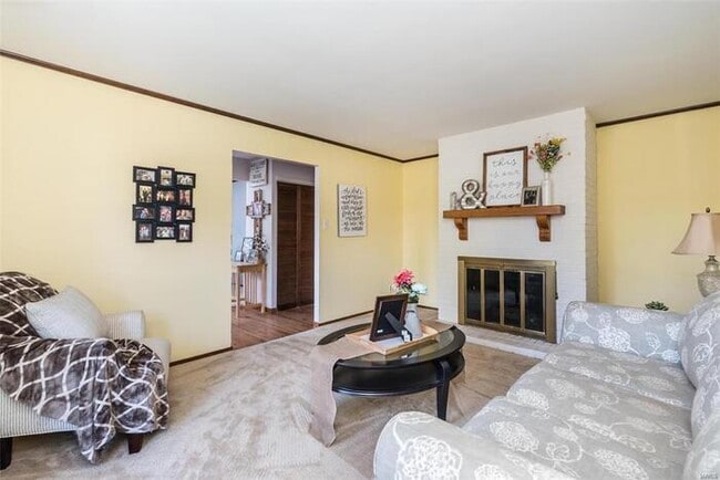 Building Photo - Fantastic 3bd/3ba home! Coming soon!