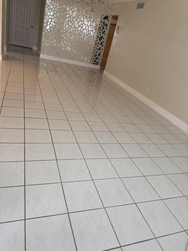 Building Photo - 3242 Perimeter W Dr