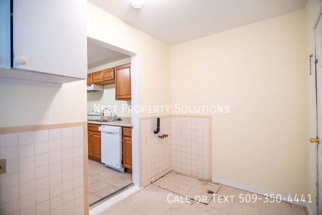 Building Photo - 3004 W Lakeside Dr