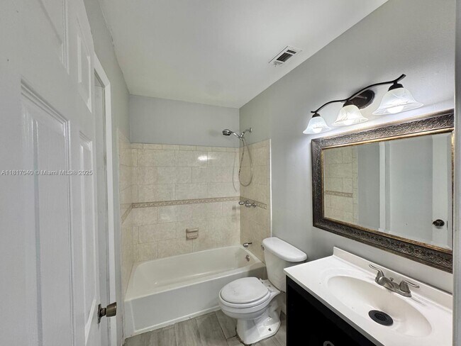 Building Photo - 1822 SE Oxmoor Ct